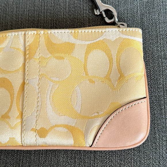 🌼💛Vintage Y2K pale yellow signature coach wristlet/wallet! 💛🌼 - Picture 12 of 12